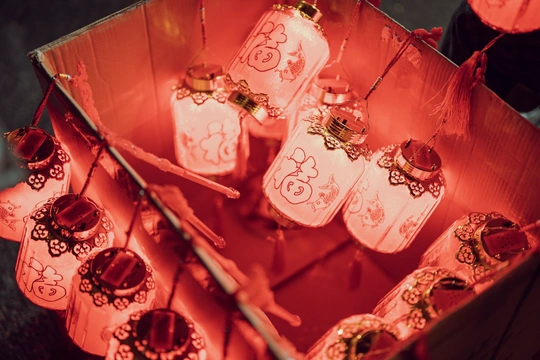 一个带粉红色灯和红色雨伞的红色盒子