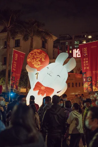 晚上街上人潮涌动
