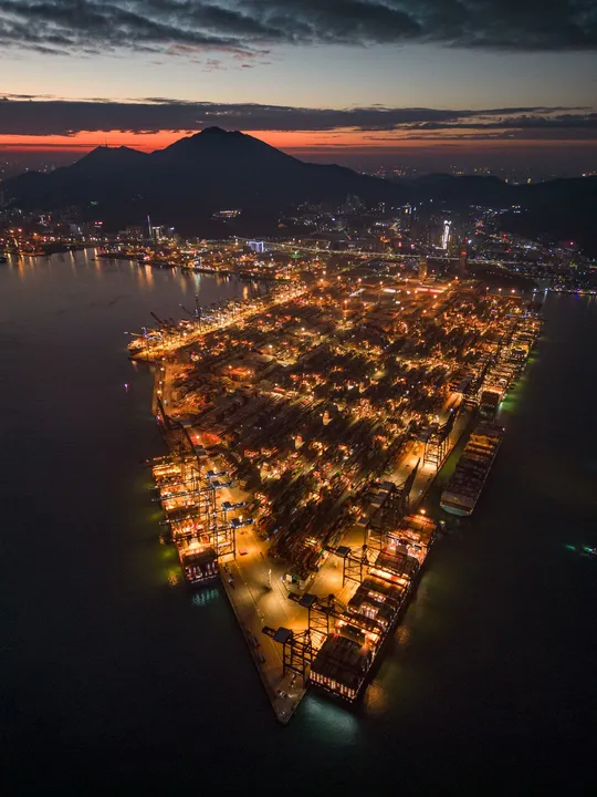 夜晚照亮的天上城市 背景是山脉。