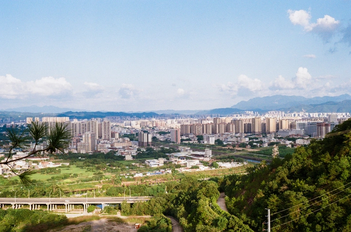 胶片︱在山上，用一卷胶卷，收藏了城市的鎏金时刻