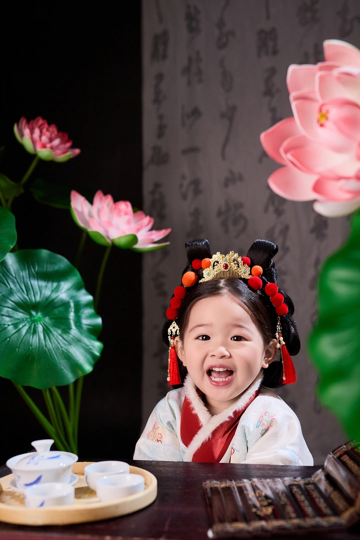 "荷花"小妮子