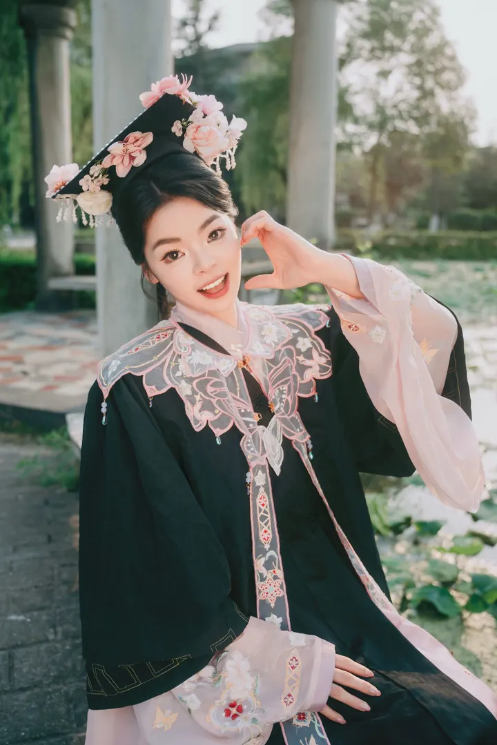 毕业季｜簪花云肩学士服写真