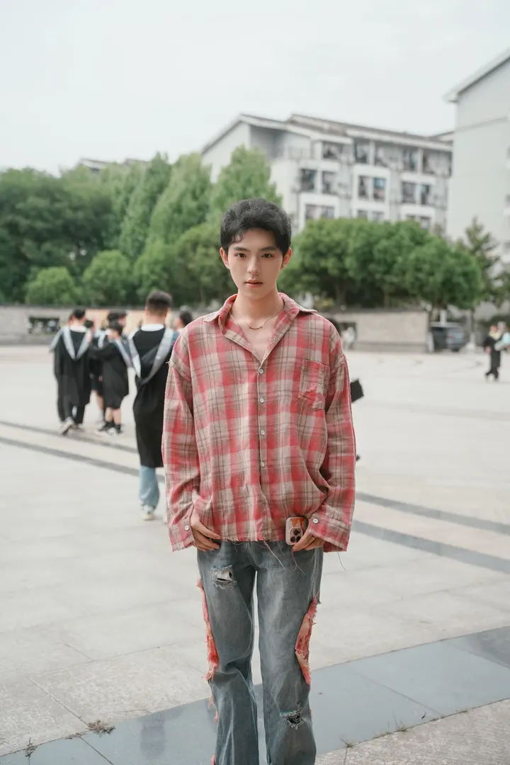 随机抓到帅哥路人拍照