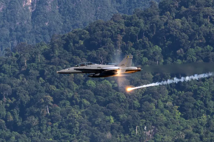 F/A18大黄蜂激波与发射干扰弹