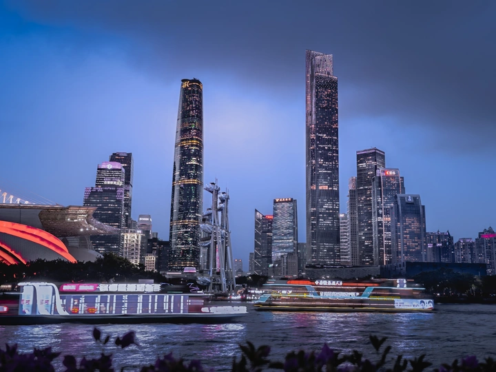 高楼群在夜幕中如繁星洒落人间