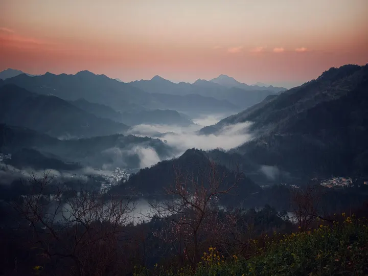 晨雾中的静谧山村