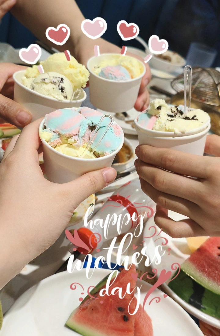?师生欢乐聚会，美食与笑声的庆典?