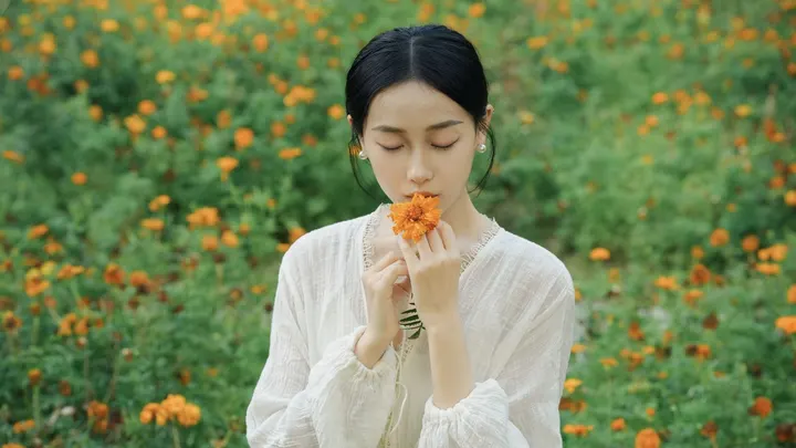 摘一朵花，给走丢的人。