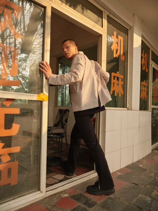 一个打领带的男人正走出一家商店