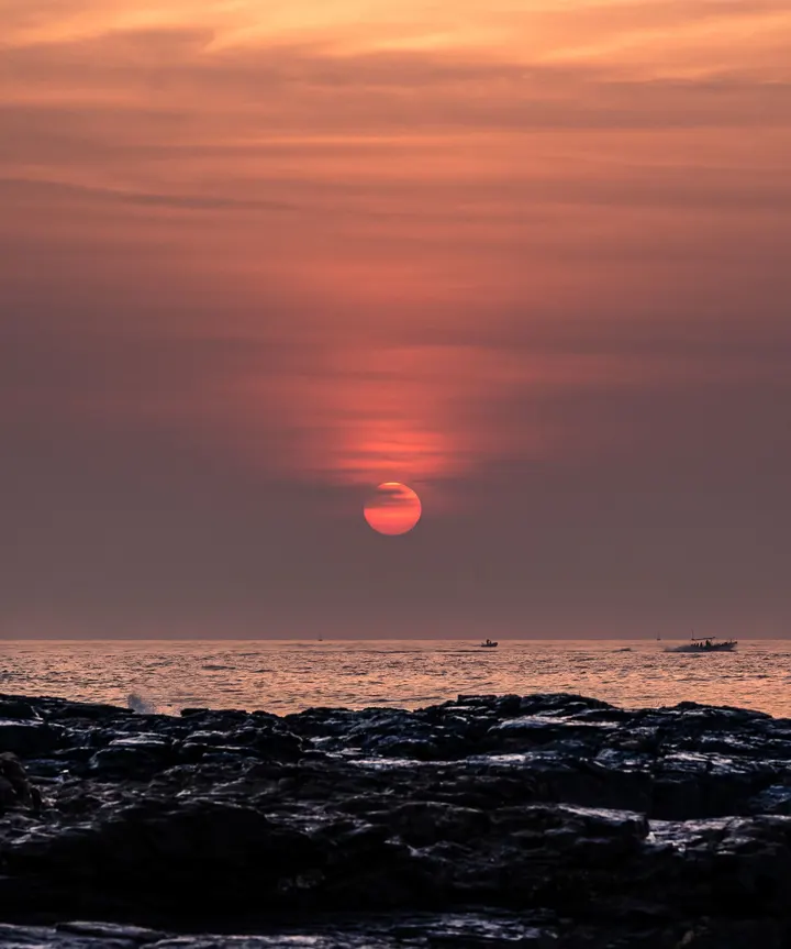 日出东方红似火