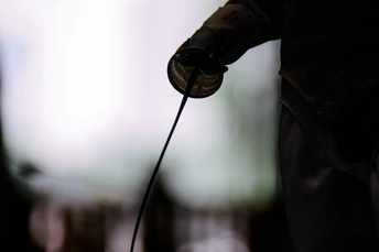 一个人拿着麦克风的特写