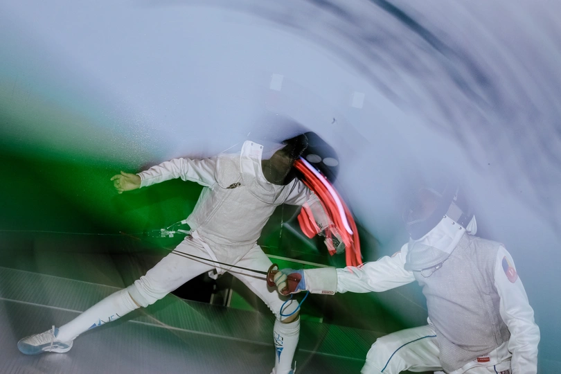 一个模糊的照片 一对带着面具和剑的男人