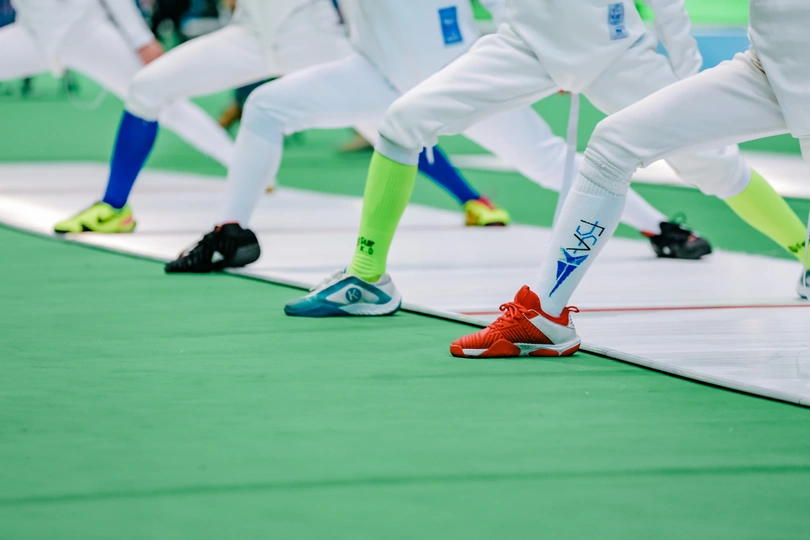 穿红鞋的运动运动员