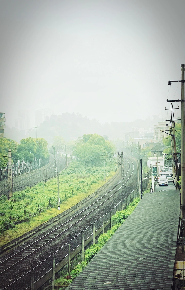雾遮住了山、山不见了
