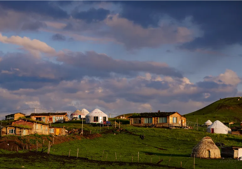 村庄里的绿色山丘上的房子