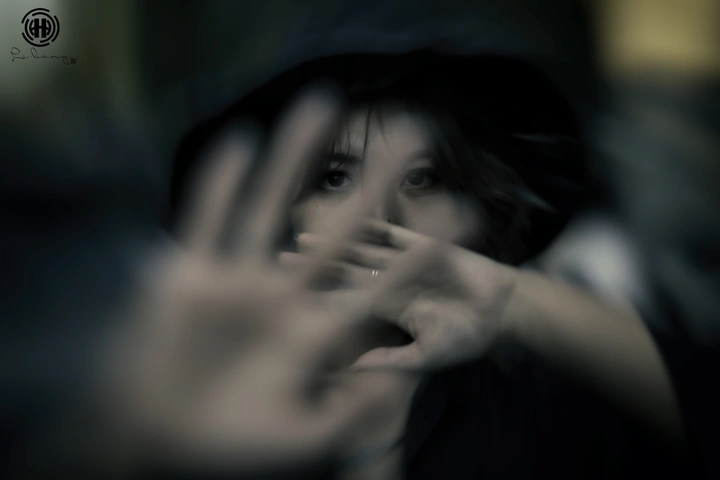 情绪写在脸上，故事埋藏心中