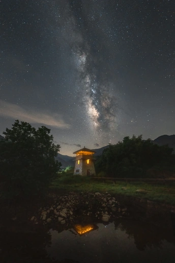 夜晚的船舱 星空和星系在天空中