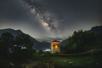 在山间度过一个夜晚 星空璀璨。