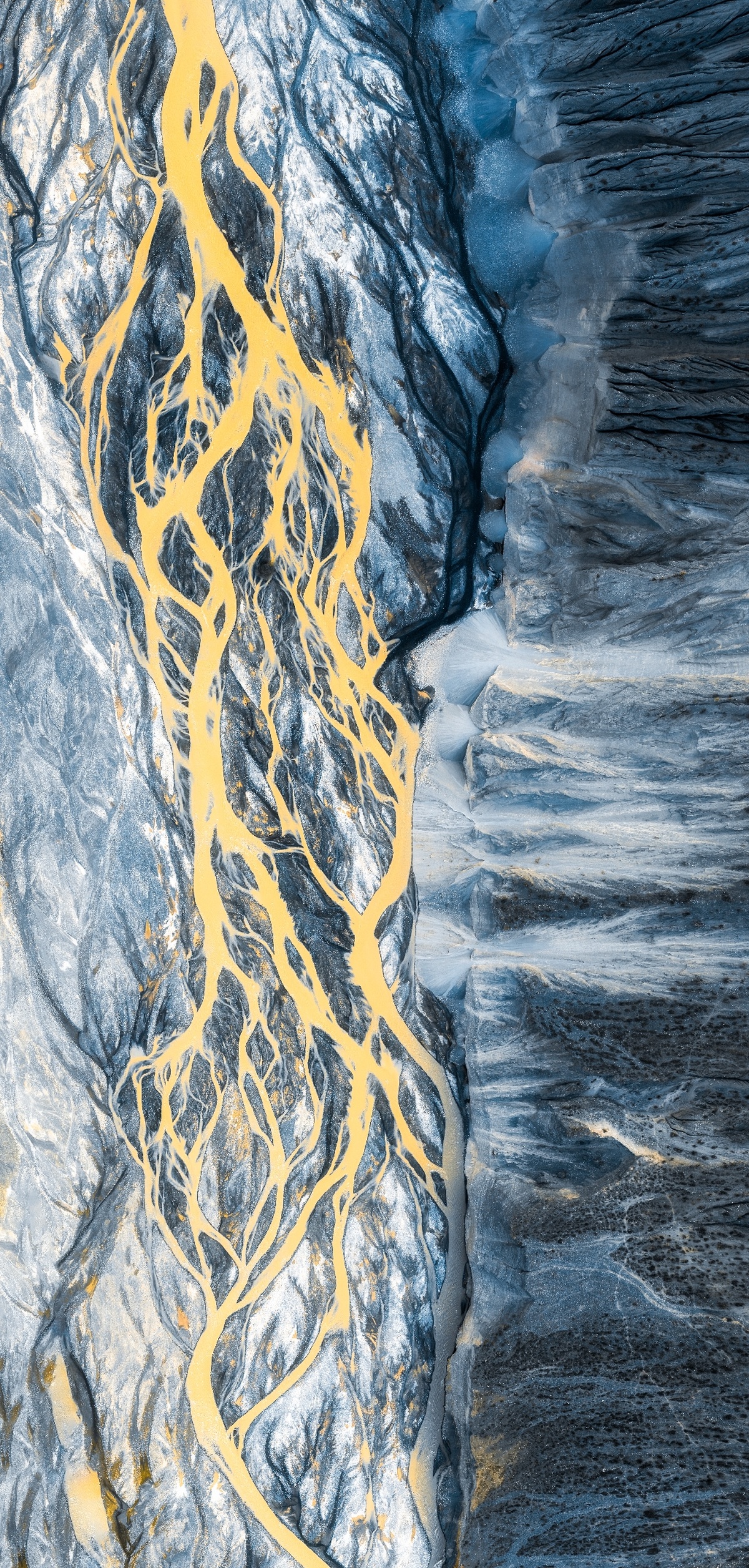一条冰河以抽象图案穿过多层冰川
