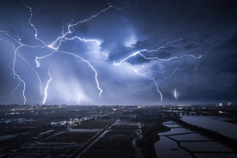 城市上空的暴风雨照片