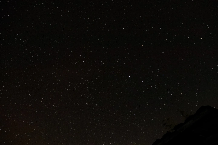 《呆望乡下的星空》