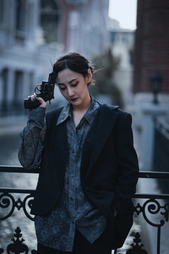 一位年轻女子手持相机拍照
