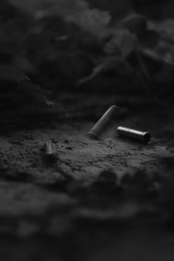 地上的烟蒂 在黑暗中