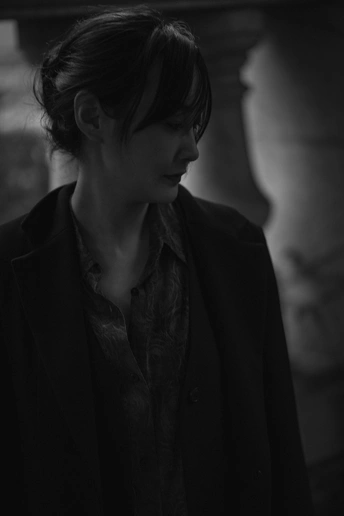 一位女士站在一位男士旁边 系着领带