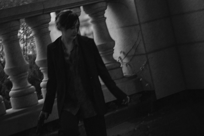 一个穿西装的男人正在走下石阶