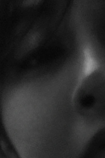 一个女性在镜子前做出一个恐怖的表情