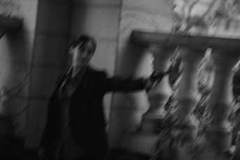 一张黑白照片 一位男子站在国际象棋中