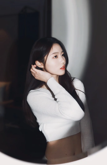 站在镜子前的年轻女子