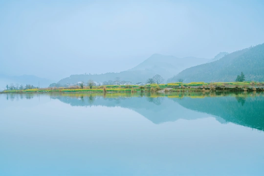 背景是山脉的仍然碧蓝的湖