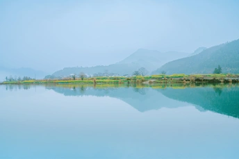 背景是山脉的仍然碧蓝的湖