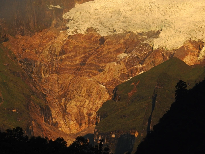 日照金山