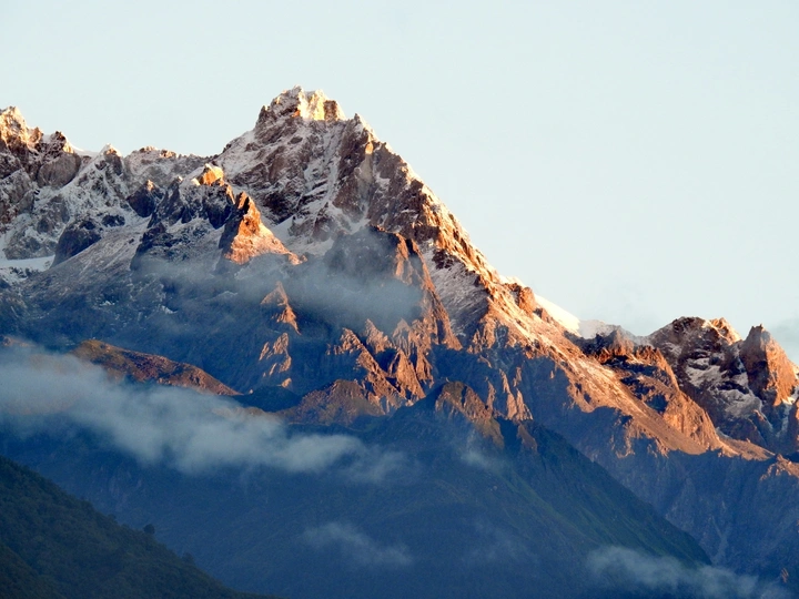 日照金山