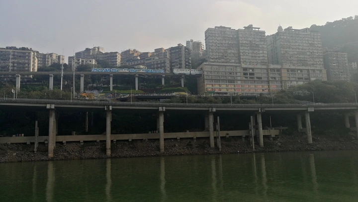 我在嘉陵江上看重庆轻轨