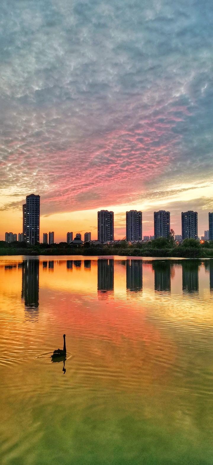 绯红色的晚霞