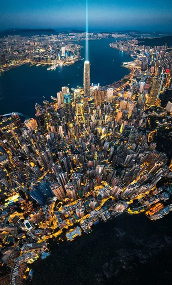 城市夜景从顶部拍摄的照片