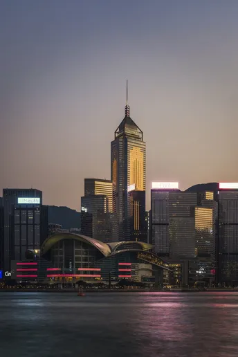 傍晚或夜晚的城市 有大量水域和高层建筑被照亮。