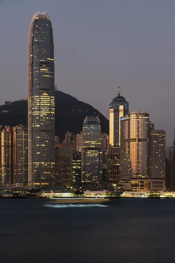 夜晚大型城市的天际线被高耸的摩天大楼点亮了。