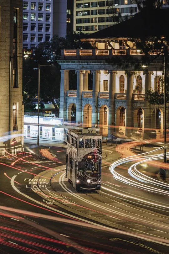 夜晚的城市街道 有汽车、公交车和街道上的灯光。