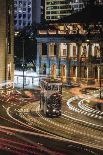 夜晚的城市街道 有汽车、公交车和街道上的灯光。