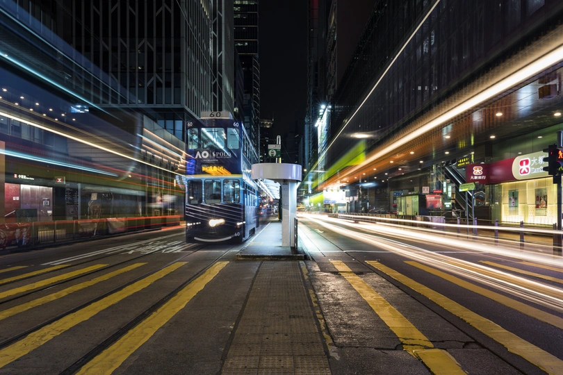 夜晚的城市街道 公交车和火车沿着道路行驶。