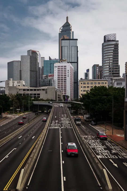 中间有高楼大厦和汽车在高速公路上行驶的城市