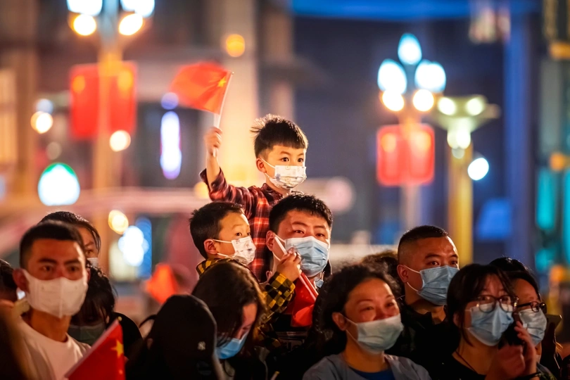 晚上在城市里一群戴着口罩的人