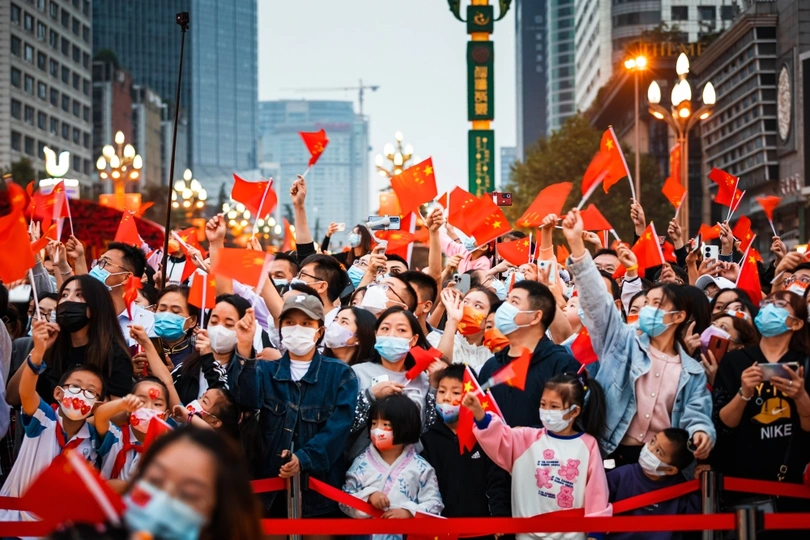 在城市街道上的集会上 一群戴着口罩的人挥舞着红旗