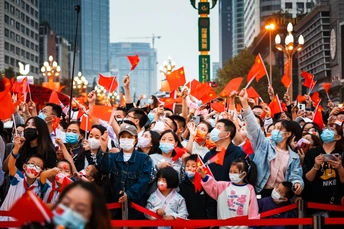 在城市街道上的集会上 一群戴着口罩的人挥舞着红旗