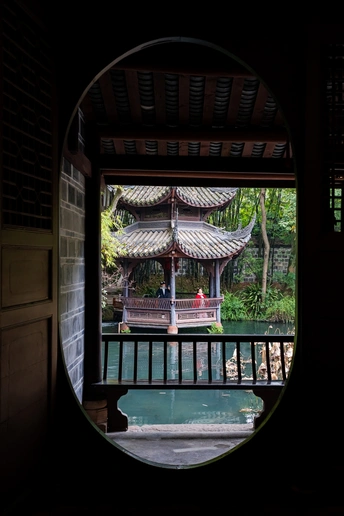 通过圆形窗户可以看到一座小佛塔。