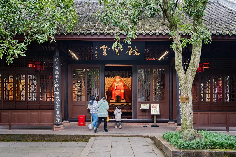 一些人站在一栋建筑前面